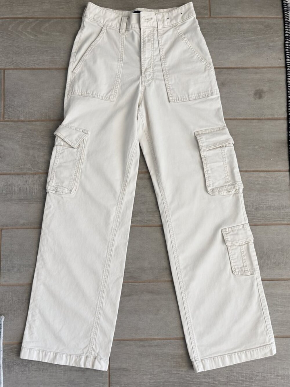 Hollister Ultra High-Rise White Cargo Pants Size 2R 26 | Wide Leg Utility Pants